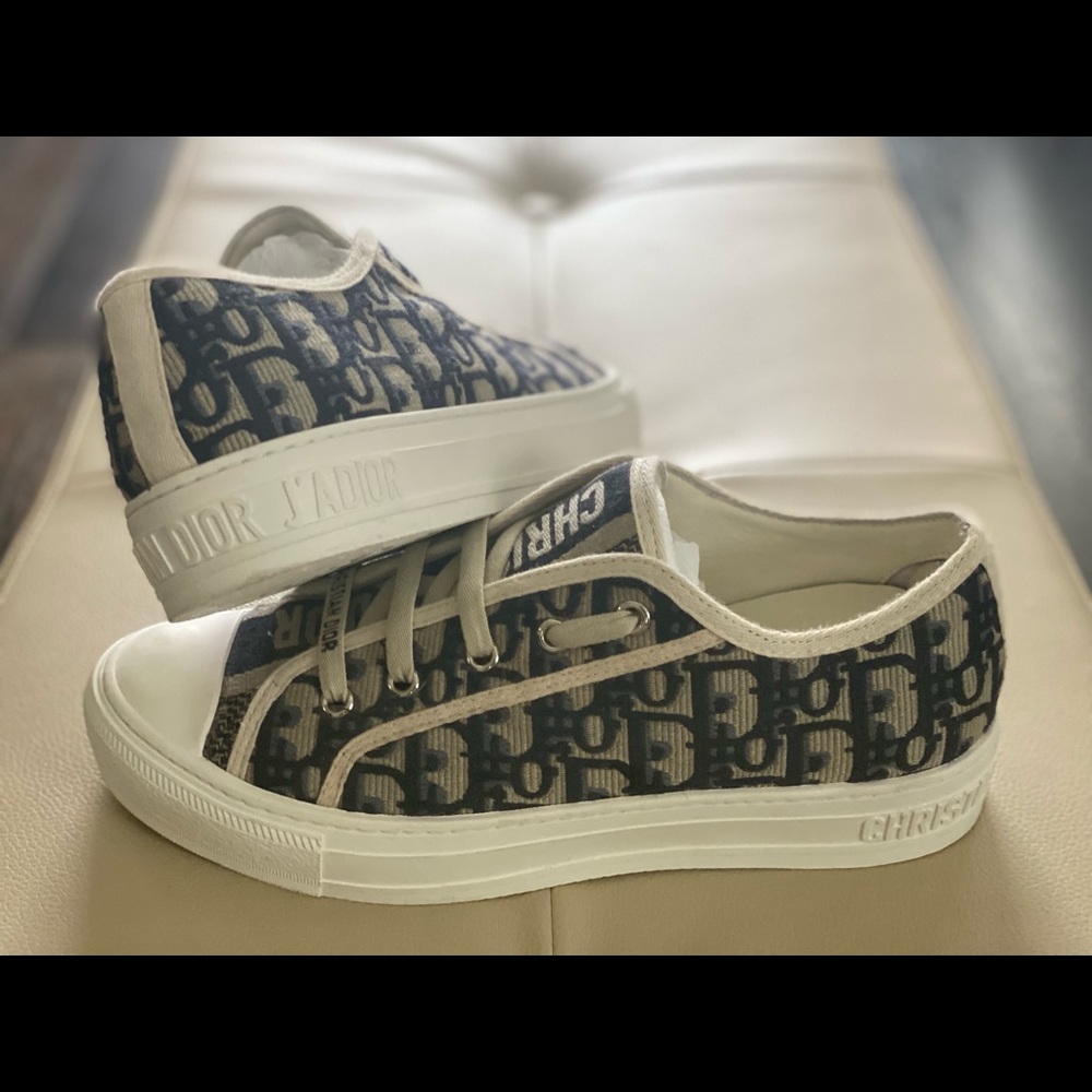 WALK'N'DIOR SNEAKER
Deep Blue Dior Oblique Embroidered Cotton
